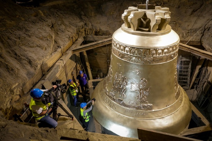 One of world's largest bells unveiled in Poland - 1
