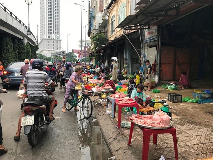 Unofficial markets continue blocking HCM City streets - 1