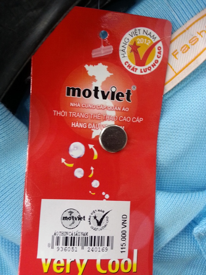 Supermarket withdraws T-shirts with incomplete map of Vietnam - 1