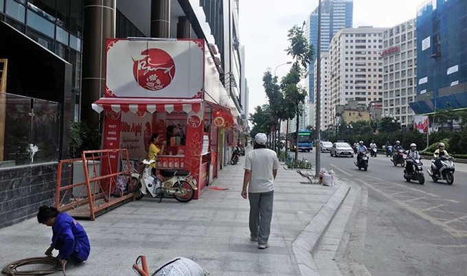 Mooncake stalls blatantly encroach on Hanoi pavements - 2