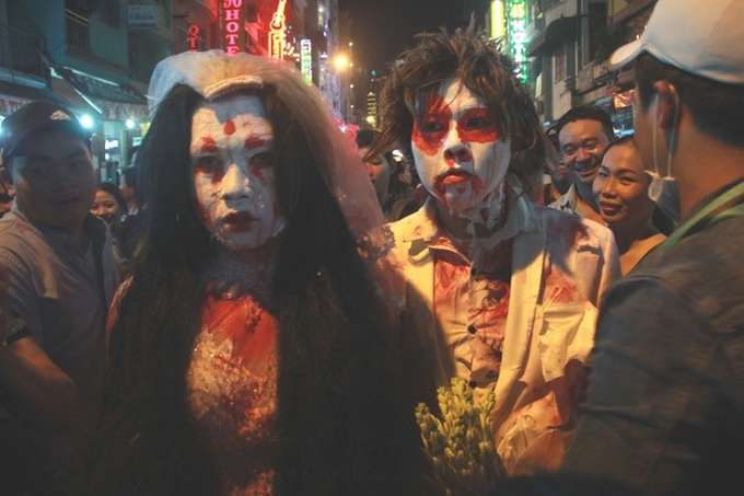 Young people celebrate Halloween - 13