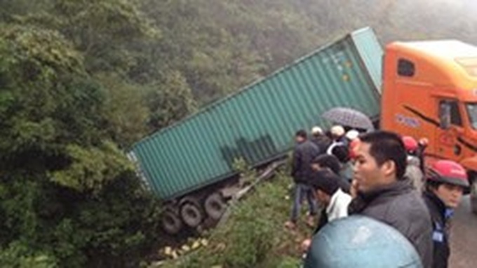 Cliff road disaster kills 5 in northern mountain province - 1