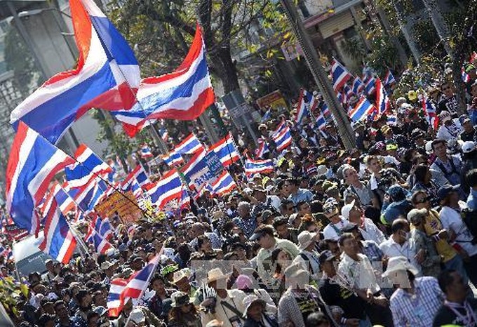 Thai protesters defy government - 1