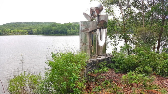 Hue City to relocate abandoned sculptures - 6