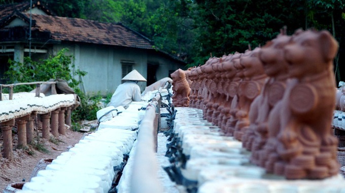 Workers busy to make dog-shaped savings containers - 2