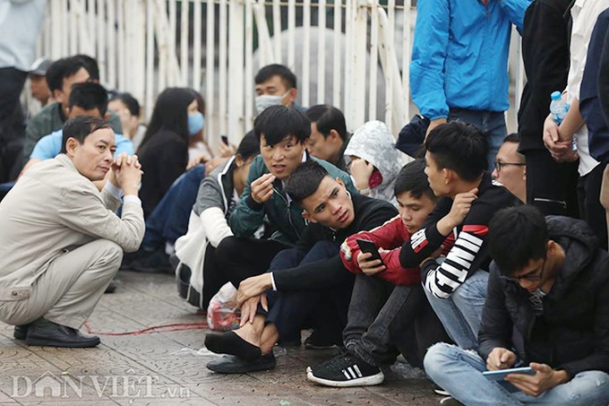 Fans scramble for Vietnam-Malaysia match tickets - 2 Fans scramble for Vietnam-Malaysia match tickets - 2