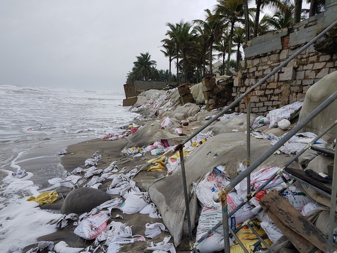Cua Dai Beach continues to be damaged - 1