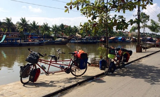 Dutch friends cycle across VN on bikes built for two - 2