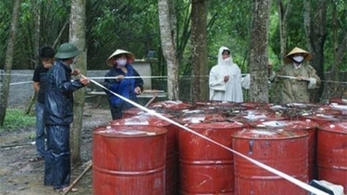 Pesticide cleanup halted after residents spot water leak - 1
