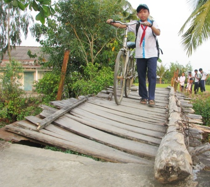 Students, residents of Bac Lieu waste hours avoiding dangerous bridge - 5