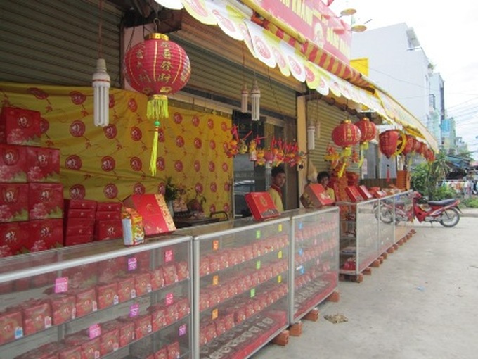 Traditional moon-cake shops attract customers - 1