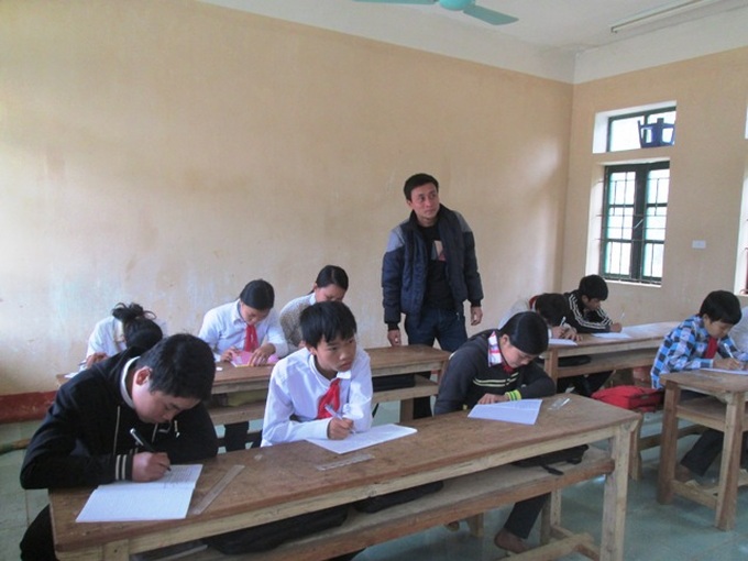 Teachers climb mountain for their students - 1