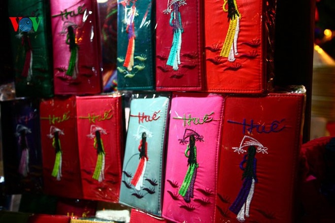 Hue pedestrian street appeals to tourists - 20