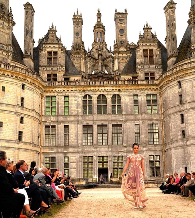 Vietnamese Ao dai graces stage at Chambord Castle - 10
