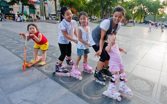 Girl promotes nascent sport of inline skating in Vietnam - 2