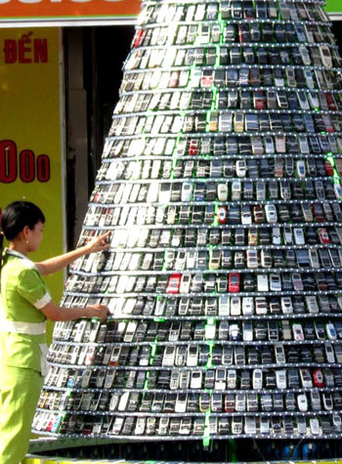 Giant Christmas pine tree made by used cell phones - 2 Giant Christmas pine tree made by used cell phones - 2
