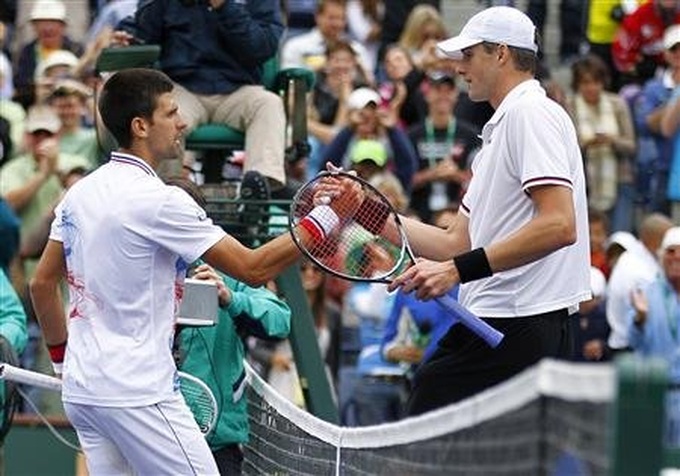 Isner stuns Djokovic, to meet Federer in final - 1
