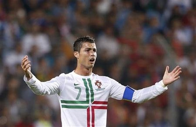 Soccer: England, Germany, France win but Italy stumble - 1