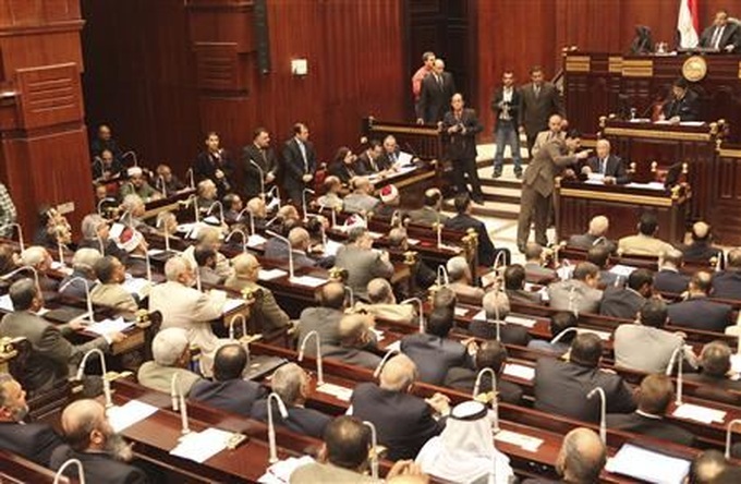 Morsi calls for unity as he signs constitution into law - 1