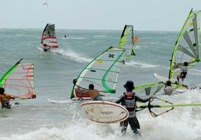 International windsurfing event begins in Phan Thiet - 1