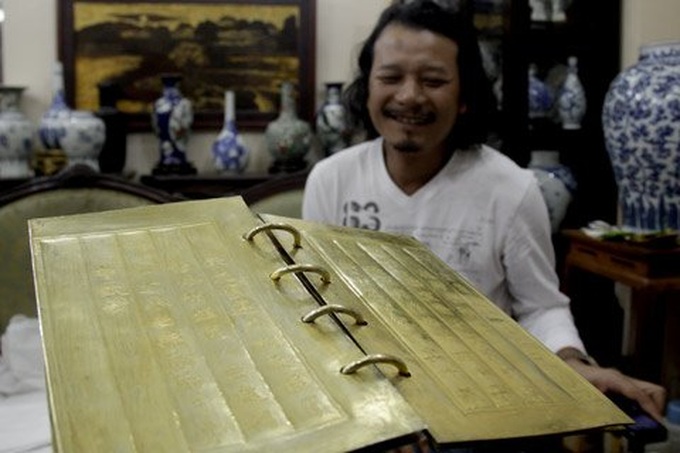 Gold-inlaid ancient book worth USD100,000 - 1