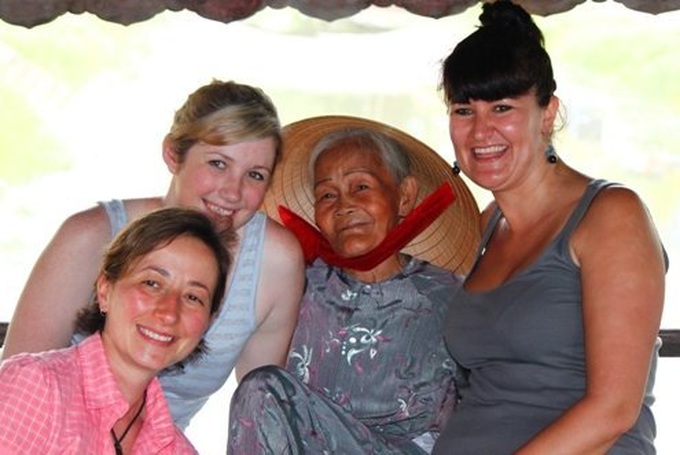 Farmers learn English on street - 1