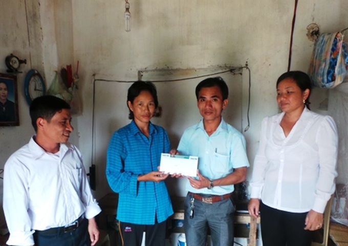 Funds granted to homeless woman in Thanh Hoa Province - 1