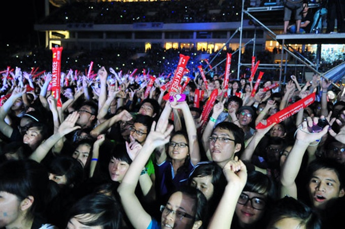 Vietnamese, foreign singers heat MTV Exit 2012 - 10 Vietnamese, foreign singers heat MTV Exit 2012 - 10