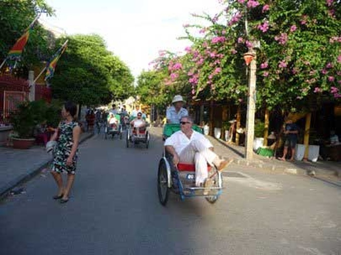 Chartered flights to bring Russians to city - 1