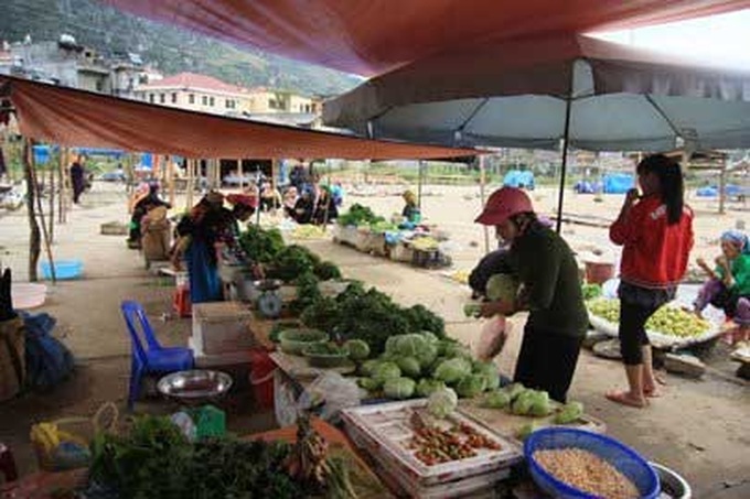 A colourful day at new Dong Van market - 1