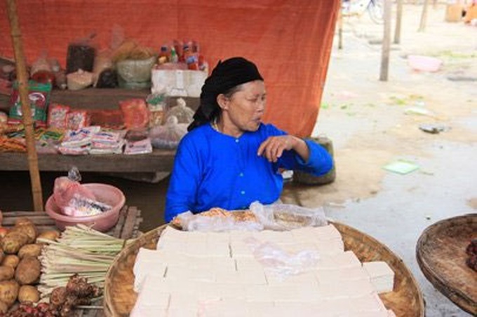A colourful day at new Dong Van market - 2