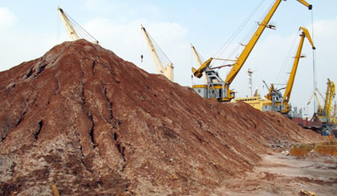 Import rubbish surrounding Hai Phong port - 1