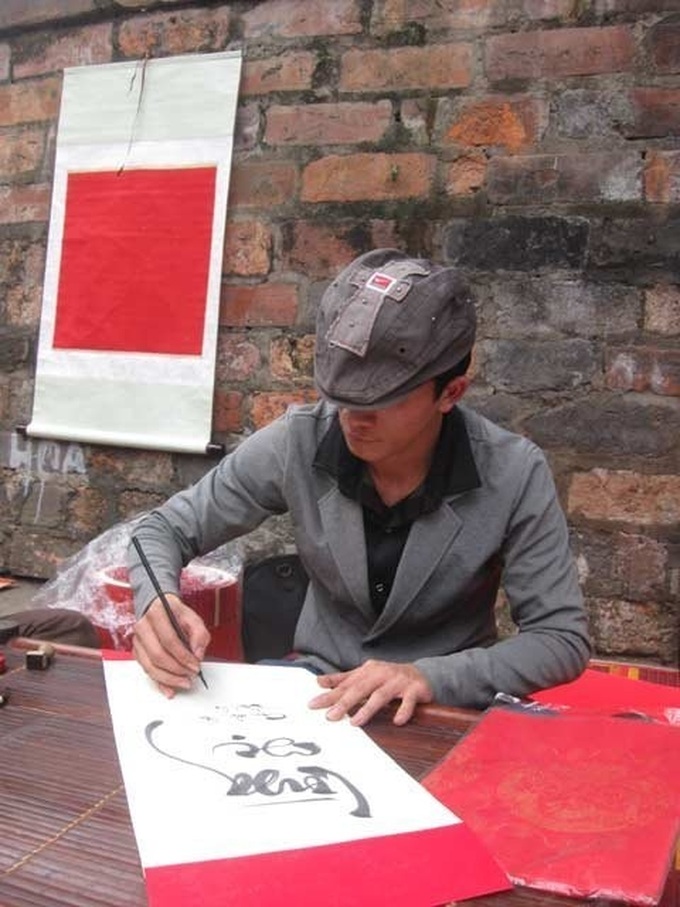 Young Vietnamese take interest in calligraphy - 7 Young Vietnamese take interest in calligraphy - 7