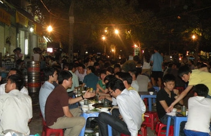 Sidewalk traders thrive at night despite ban - 2 Sidewalk traders thrive at night despite ban - 2