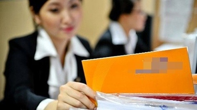 Bank staff turn to lecturing - 1