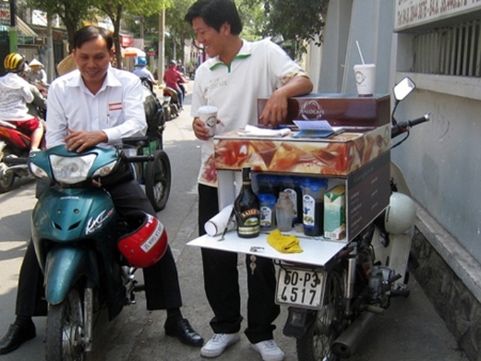 Mobile coffee shops thrive in HCM City - 1