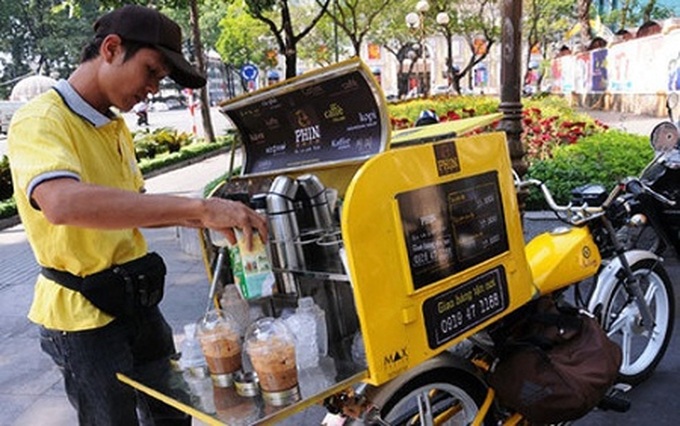Mobile coffee shops thrive in HCM City - 3