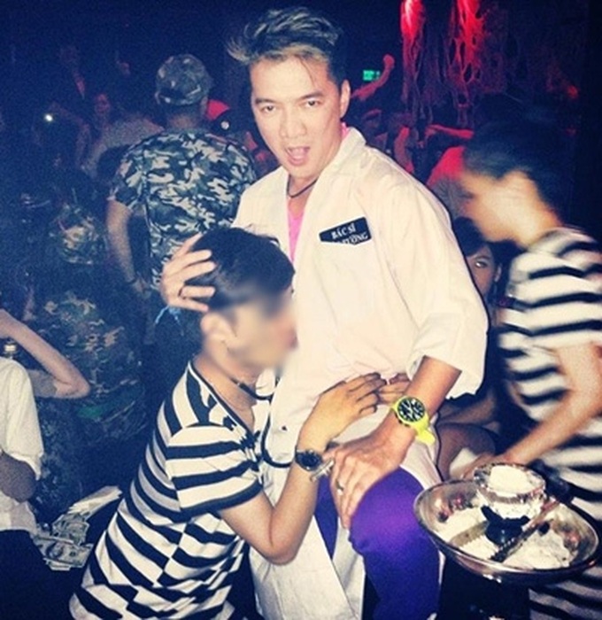 Famous pop star criticised for scandals - 2