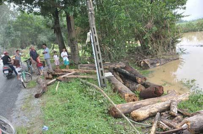 People search for lumber after floods - 6