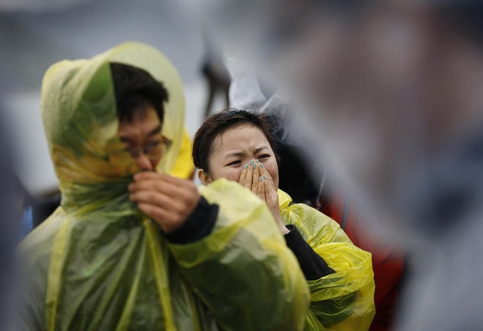 Divers enter capsized South Korean ferry in hunt for survivors - 1 Divers enter capsized South Korean ferry in hunt for survivors - 1