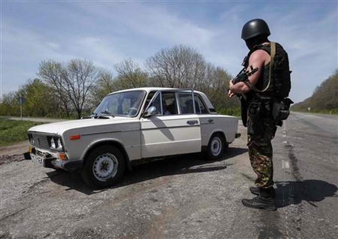 Ukraine rebels free Swedish hostage; Obama seeks unity against Russia - 1