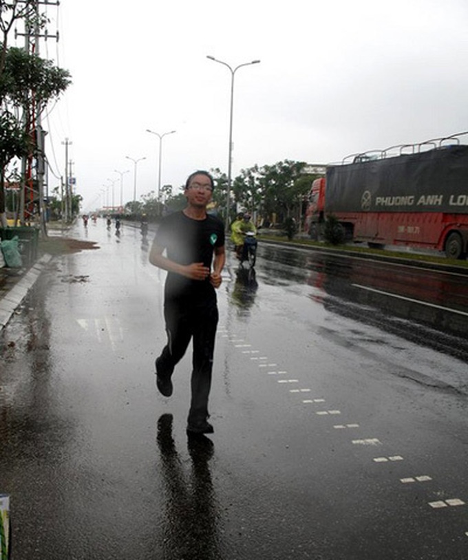 Young man runs to encourage reading - 2