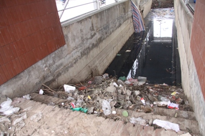 Tunnels become underground rubbish dumps in Hanoi - 6 Tunnels become underground rubbish dumps in Hanoi - 6