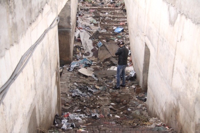 Tunnels become underground rubbish dumps in Hanoi - 5 Tunnels become underground rubbish dumps in Hanoi - 5