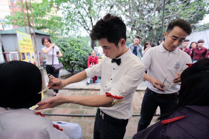 Barbers cut it up at Hanoi haircut festival - 7 Barbers cut it up at Hanoi haircut festival - 7