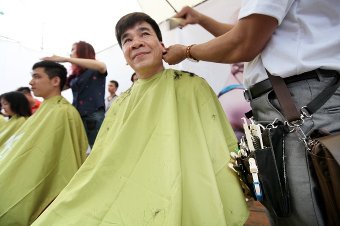 Barbers cut it up at Hanoi haircut festival - 3 Barbers cut it up at Hanoi haircut festival - 3