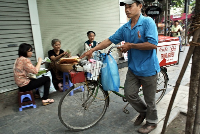 Mobile coffee shops appear on Hanoi streets - 3 Mobile coffee shops appear on Hanoi streets - 3