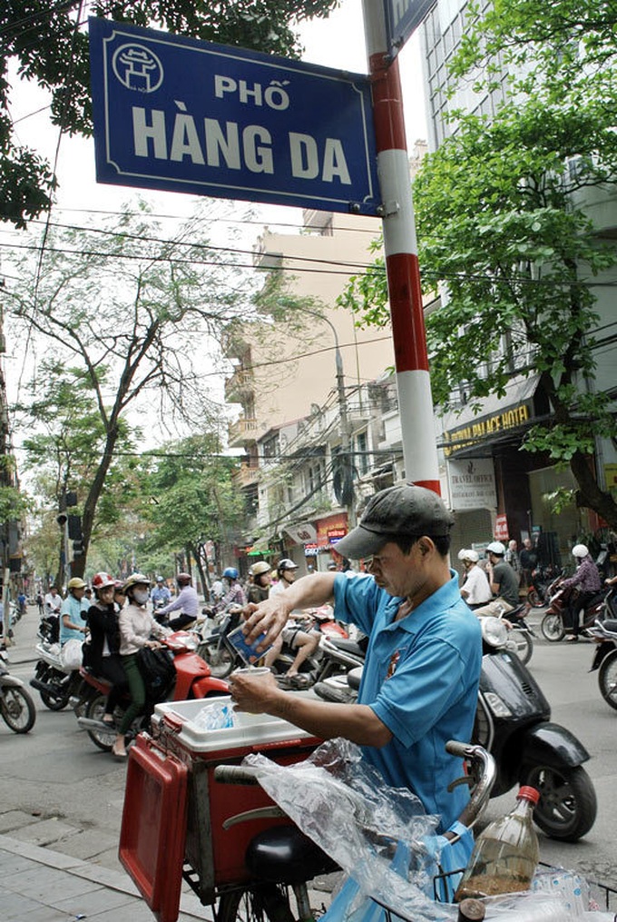 Mobile coffee shops appear on Hanoi streets - 7 Mobile coffee shops appear on Hanoi streets - 7