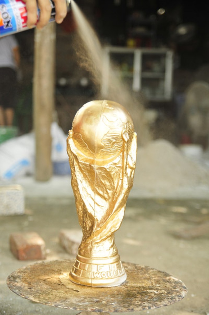 Vietnamese-made World Cup trophies sell like hot cakes in Hanoi - 7