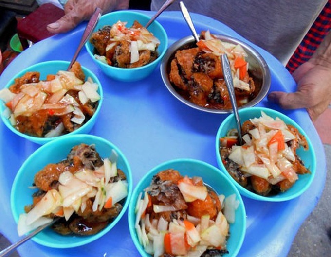 Special dishes make big profits for small Hanoi food stalls - 3